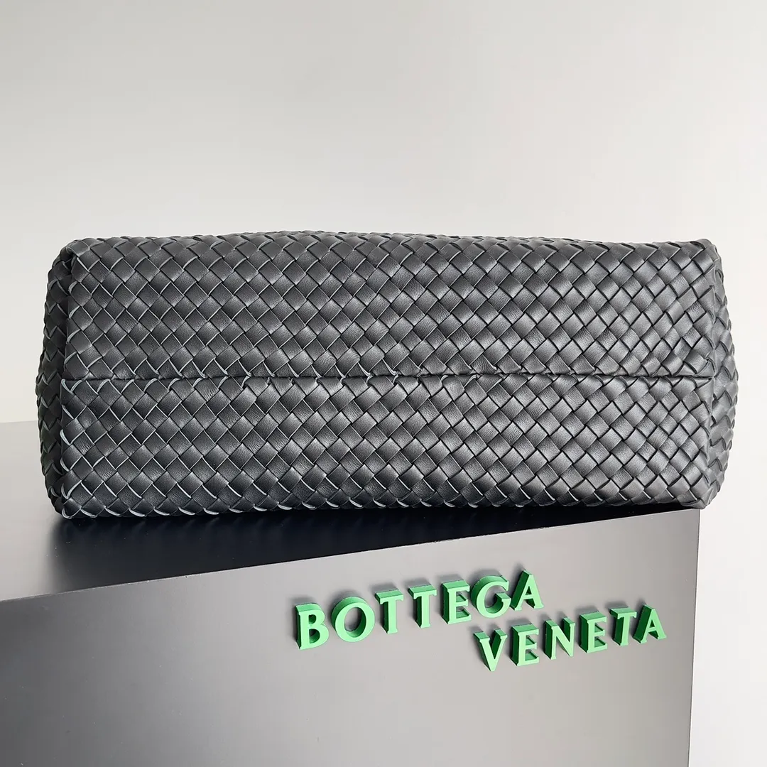 Batch 2860 Classic returns... (large size 51cm) • Cabat, born in 2001, is one of the most iconic styles of the Bottega Veneta workshop. The whole bag is made of top-grade imported lambskin. There is no exposed logo on the whole bag, but with the classic wide woven elements, you can tell who it belongs to at a glance! Can be carried on one shoulder, very practical! Style number: 608811 Size: 51*18*28